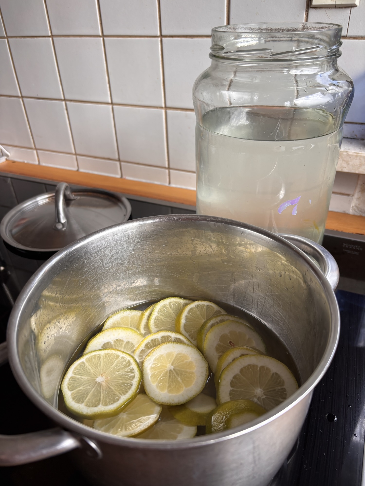 Lemon kombucha